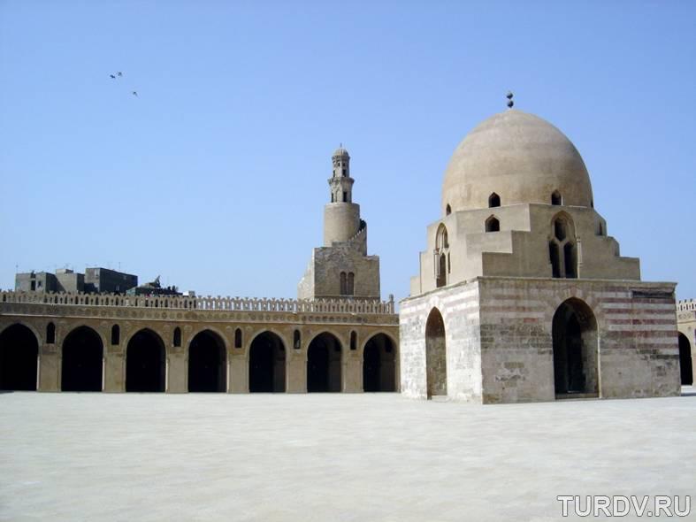 Амр ибн аль. Мечеть Амра в Каире. Мечеть Амра в Фустате (Каир).. Мечеть Амра в Каире, Египет (642 г. нашей эры). Мечети ибн Тулуна в Каире (876—879)..